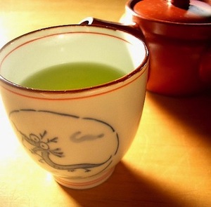 Чтобы расслабиться перед сном, выпейте чашечку травяного чая.
